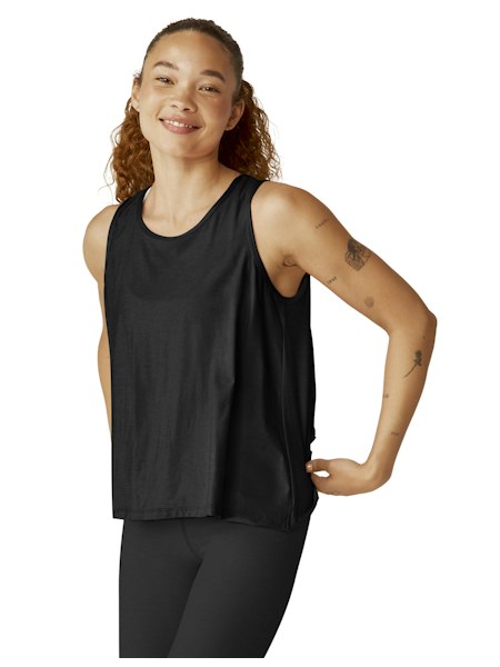 FEATHERWEIGHT FLUTTER TANK - Svartur - frá Beyond Yoga