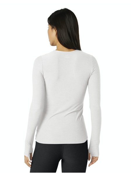 FEATHERWEIGHT CLASSIC CREW PULLOVER - BEYOND YOGA - HVÍTUR