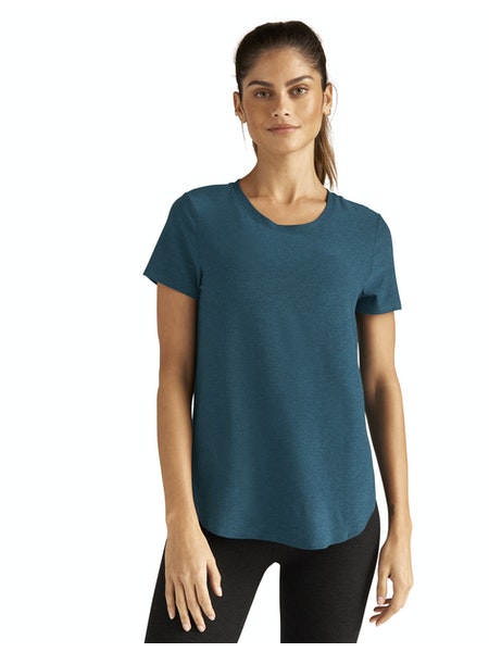 FEATHERWEIGHT ON THE DOWN LOW TEE - Beyond Yoga (Sægrænn)