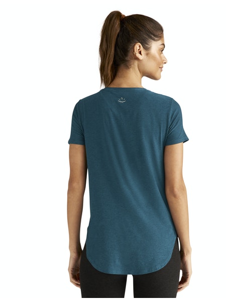 FEATHERWEIGHT ON THE DOWN LOW TEE - Beyond Yoga (Sægrænn)