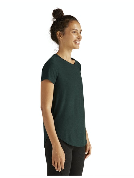 FEATHERWEIGHT ON THE DOWN LOW TEE - Beyond Yoga (Dökk grænn)