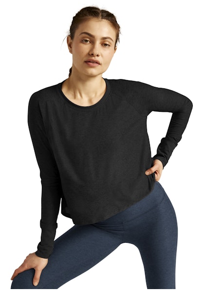 FEATHERWEIGHT DAYDREAMER PULLOVER - DARKEST NIGHT - Beyond Yoga