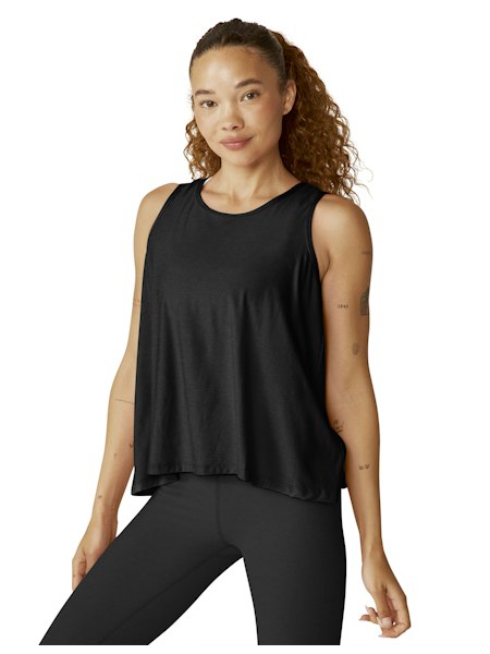 FEATHERWEIGHT FLUTTER TANK - Svartur - frá Beyond Yoga