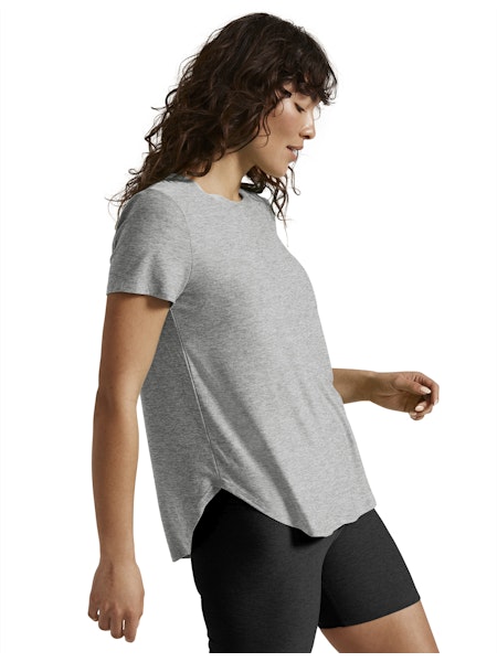 FEATHERWEIGHT ON THE DOWN LOW TEE - Silver Mist - Beyond Yoga