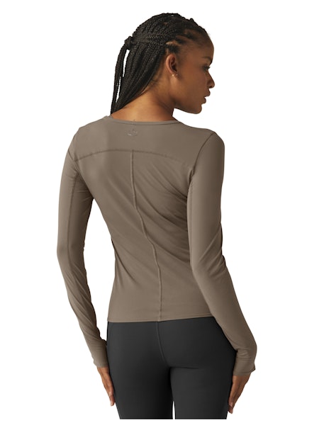 POWERBEYOND LITE AIRSHIELD LONG SLEEVE TOP - Beyond Yoga (DUNE)