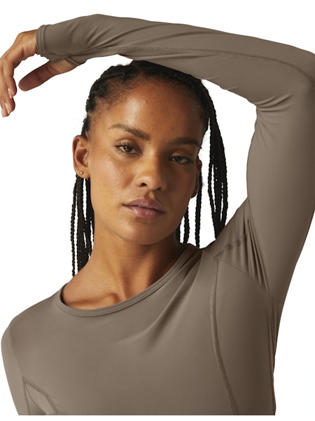 POWERBEYOND LITE AIRSHIELD LONG SLEEVE TOP - Beyond Yoga (DUNE)